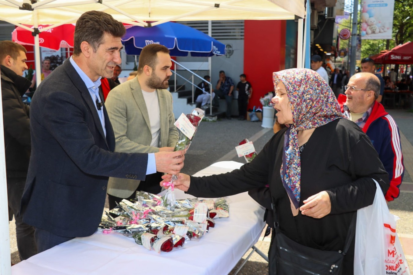 ANNELERE ÇİÇEKLER YALOVA BELEDİYESİ’NDEN