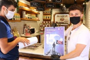 ESNAFLARA 15 TEMMUZ AFİŞLERİ DAĞITILDI