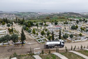 YALOVA BELEDİYESİ’NDEN BAYRAM ÖNCESİ MEZARLIK TEMİZLİĞİ