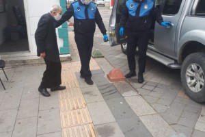 ZABITA EKİPLERİ 65 YAŞ ÜSTÜ VATANDAŞLARA YARDIMCI OLUYOR