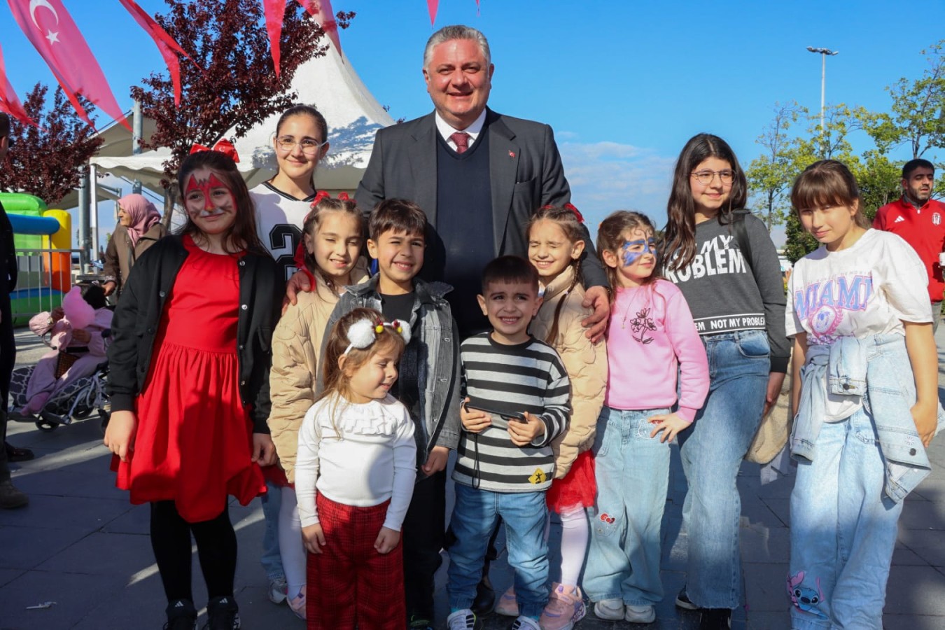 BAŞKAN GÜREL, ÇOCUKLAR VE AİLELERİYLE BİR ARAYA GELDİ