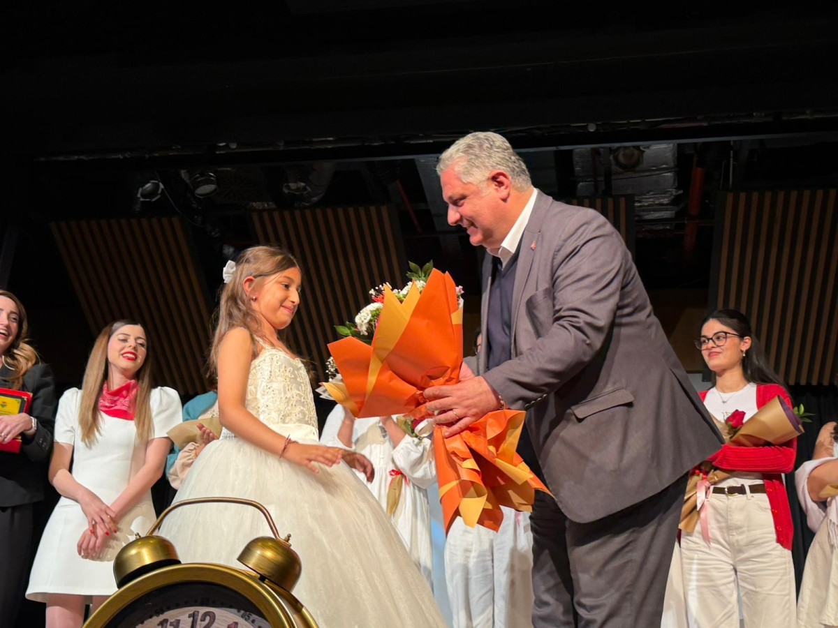 SEN BEN MİSİN OYUNU AYAKTA ALKIŞLANDI