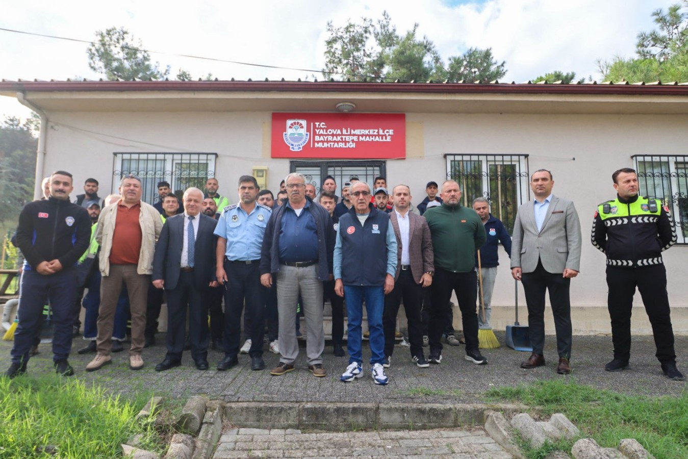 YALOVA BELEDİYESİ MAHALLELERDE TEMİZLİK ÇALIŞMALARINI SÜRDÜRÜYOR