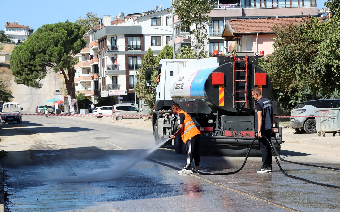 YALOVA BELEDİYESİ SAHADA ÇALIŞMALARINI SÜRDÜRÜYOR